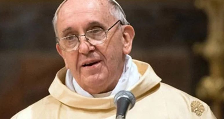Ο Πάπας Φραγκίσκος αστειεύεται... άκομψα: <<Το πρώτο "fake news" ήταν ο Αδάμ και η Εύα>>