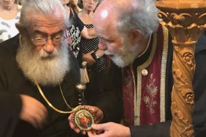 Ο Αρχιεπίσκοπος Σινά προσκυνά το θαυματουργό Σταυρό των Αγίων Ισιδώρων Λυκαβηττού