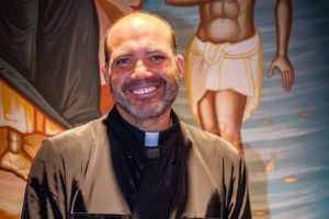 Ιερέας στο Γούστερ Μασαχουσέτης σώζει ανθρώπους από αλκοόλ και ναρκωτικά