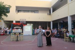 Ο Μητροπολίτης Σύρου κοντά στη μαθητιώσα νεότητα!