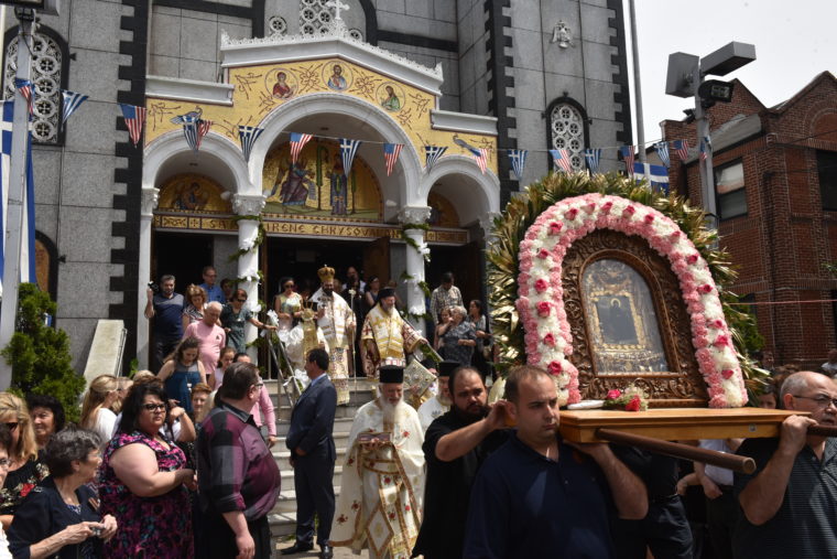 You are currently viewing Πλήθος πιστών στην λιτάνευση της εικόνας της Αγίας Ειρήνης Χρυσοβαλάντου Αστόρια