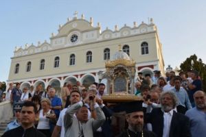 Χιλιάδες λαού στη Λιτανεία από το Ναό της Μεγαλόχαρης έως το Κεχροβούνι στην Τήνο