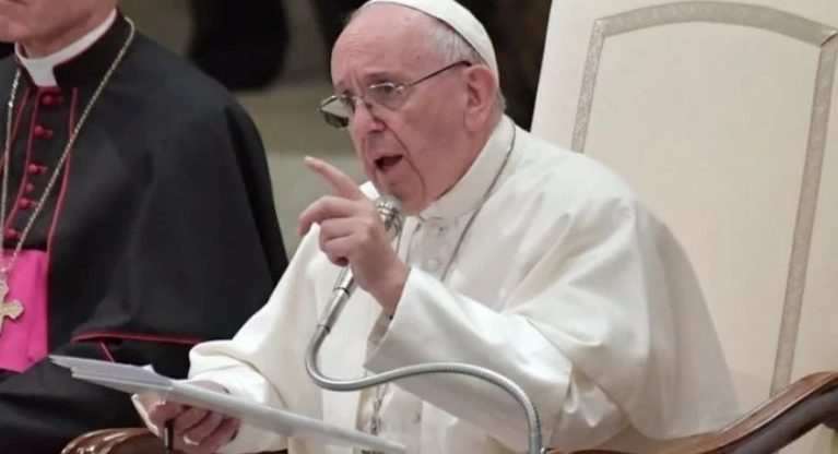 You are currently viewing Ο Πάπας για την ομοφυλοφιλία συμβουλεύει…επίσκεψη σε ψυχολόγο!