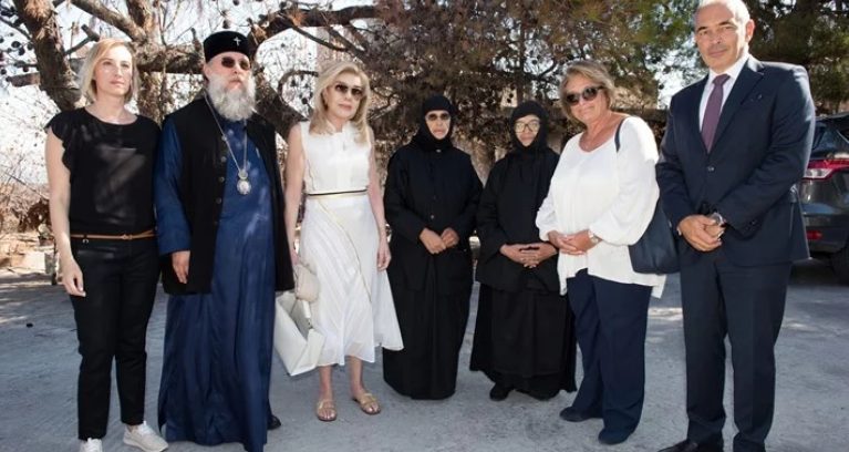 You are currently viewing Ο Μητροπολίτης Κηφισίας Κύριλλος, η Μαριάννα Βαρδινογιάννη και η σύζυγος του ΠτΔ στο Λύρειο Ιδρυμα