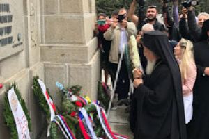 Κατάθεση στεφάνων απο τον Οικουμενικό Πατριάρχη και τον Πατριάρχη Σερβίας στα Συμμαχικά κοιμητήρια