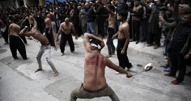 Σιίτες μουσουλμάνοι αυτομαστιγώθηκαν στον Πειραιά για να εορτάσουν την Ασούρα