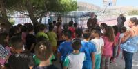 Ο Μητροπολίτης Σύρου κοντά στα παιδιά του Δημοτικού Σχολείου Μάνα