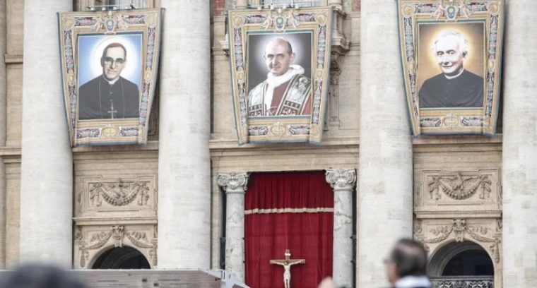 You are currently viewing Ο Πάπας Φραγκίσκος αγιοποίησε τον Αρχιεπίσκοπο του Ελ Σαλβαδόρ Οσκαρ Ρομέρο και τον Πάπα Παύλο Στ΄