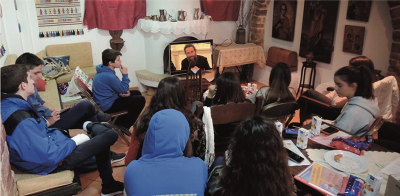You are currently viewing Ο π. Θεμιστοκλής Μουρτζανός, σε ένα ζωντανό διάλογο μέσω Skype, με τα παιδιά των κατηχητικών της Ευαγγελιστρίας Πειραιώς