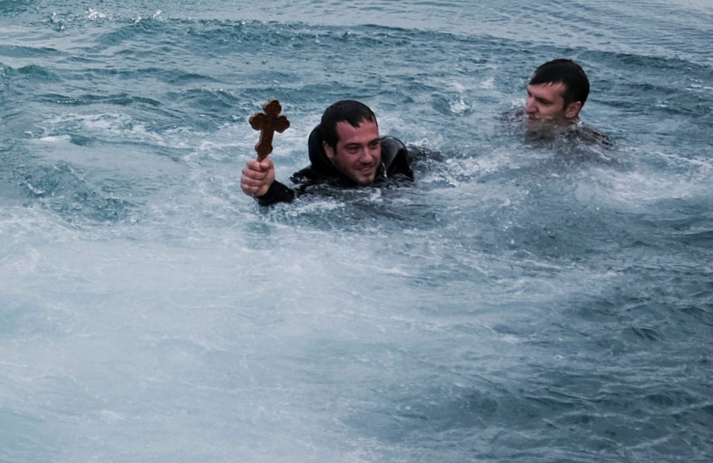 You are currently viewing Θεϊκό μήνυμα στην Κέρκυρα: Η θάλασσα «κατάπιε» τον σταυρό!
