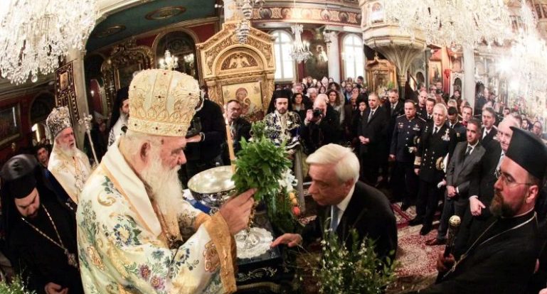 You are currently viewing Η Σύρος «φόρεσε» τα καλά της! Αρχιεπίσκοπος και Πρόεδρος της Δημοκρατίας για τα Θεοφάνεια