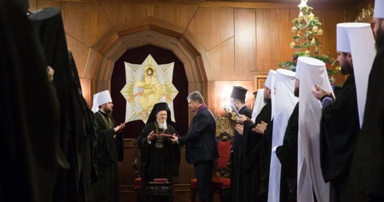 You are currently viewing Ο Ποροσένκο βράβευσε τον Οικουμενικό Πατριάρχη για την Αυτοκεφαλία στη «νέα Εκκλησία»