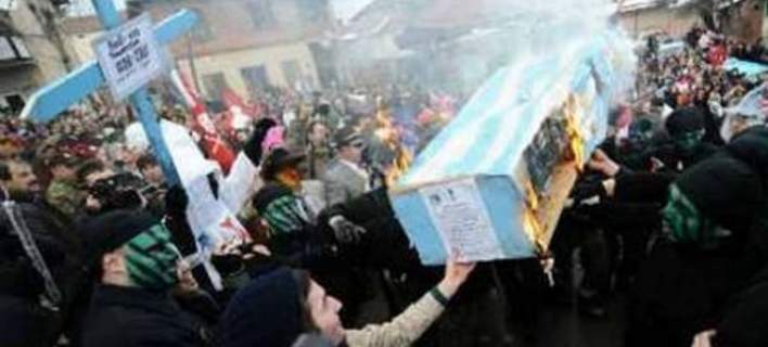 You are currently viewing Καμαρώστε με τί γειτόνους μπλέξαμε: έκαναν την κηδεία της Ελλάδας στα Σκόπια– Τι γράφει το κηδειόχαρτο
