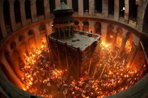 Η τελετή Αφής του Αγίου Φωτός στα Ιεροσόλυμα-διαρκές θαύμα!