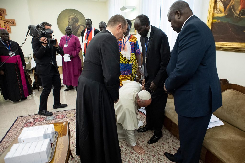 You are currently viewing Πάπας Φραγκίσκος: Φίλησε τα πόδια πολιτικών για να σταματήσει ο πόλεμος στο Νότιο Σουδάν
