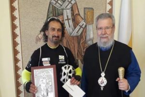 Ο Αρχιεπίσκοπος Κύπρου Χρυσόστομος στηρίζει τον αγώνα των καρκινοπαθών