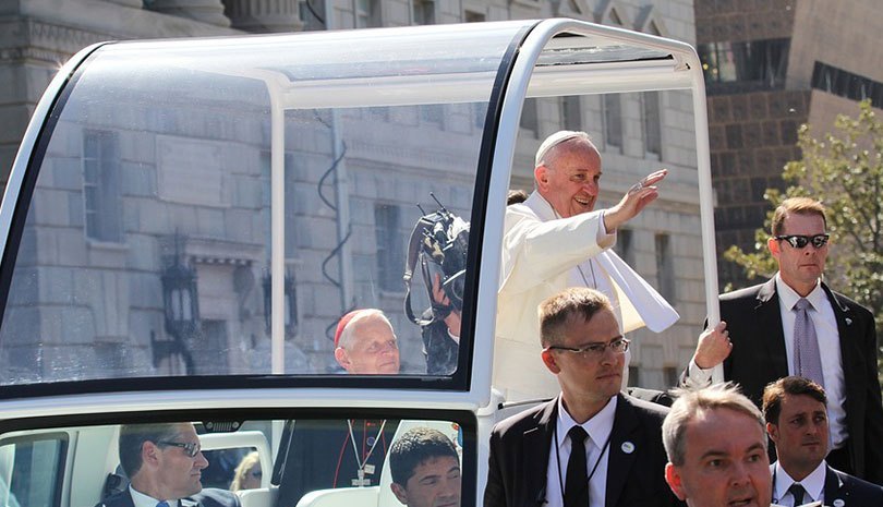 You are currently viewing Ζηλωτές καθολικοί θέλουν να κηρύξουν τον πάπα αιρετικό λόγω…Οικουμενισμού