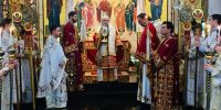 Ο αποχαιρετισμός των πιστών από τον Αρχιεπίσκοπο Δημήτριο, στο κήρυγμά του στο ναό της Αναστάσεως του Μπρούκβιλ