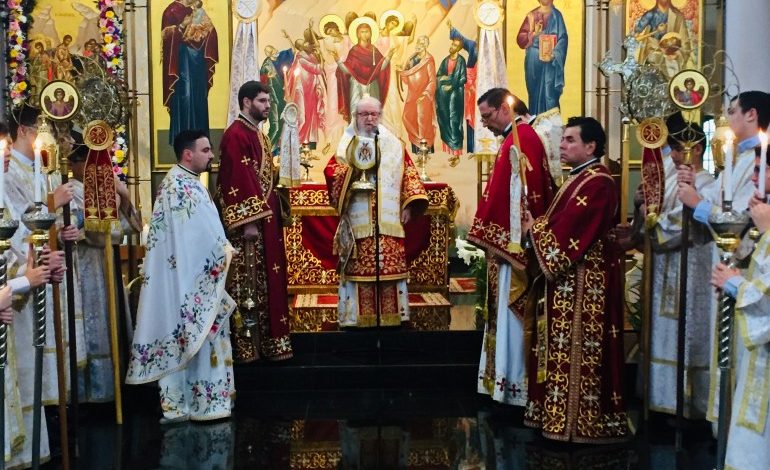 You are currently viewing Ο αποχαιρετισμός των πιστών από τον Αρχιεπίσκοπο Δημήτριο, στο κήρυγμά του στο ναό της Αναστάσεως του Μπρούκβιλ