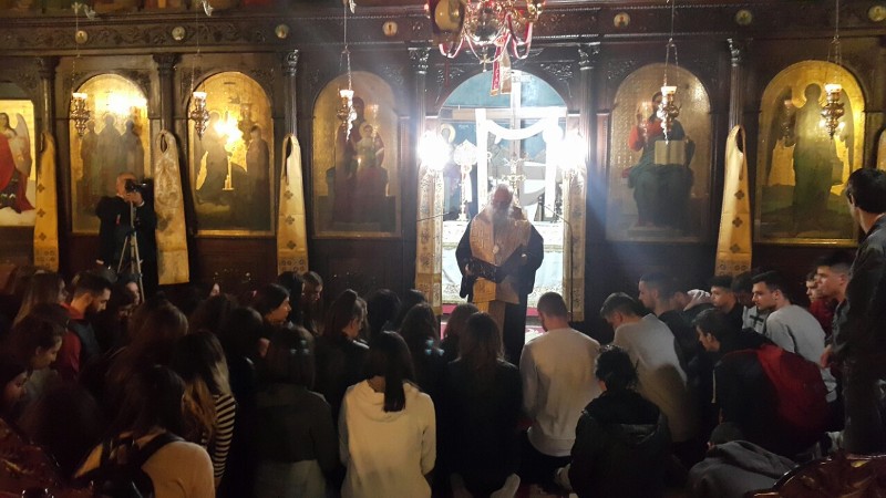 You are currently viewing Γονατιστοί προσεύχονται οι 18χρονοι μαθητές στα Γρεβενά