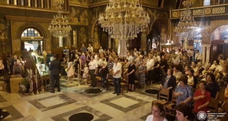 You are currently viewing Πλήθη πιστών συρρέουν στην Κόρινθο από όλη την Πελοπόννησο, για να προσκυνήσουν την Αγία Ζώνη της Παναγίας μας