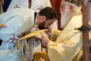 Χειροτονία πρεσβυτέρου από τον Αρχιεπίσκοπο Αλβανίας Αναστάσιο