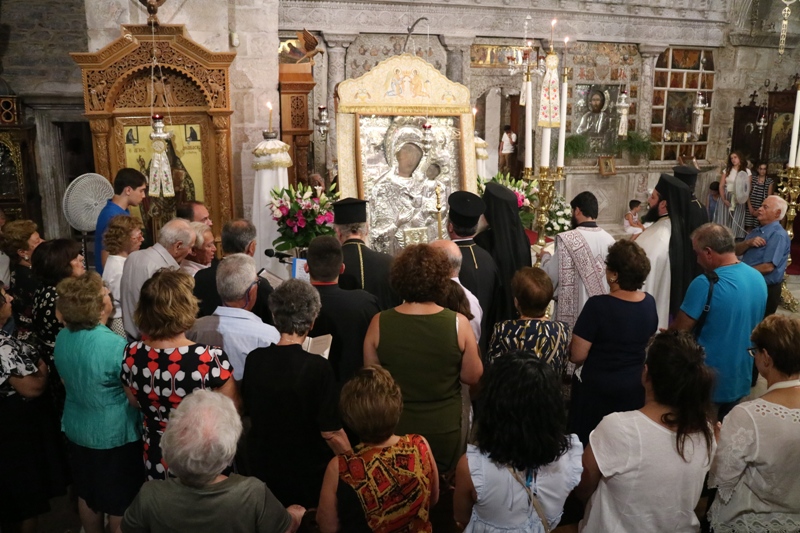 You are currently viewing Η πρώτη Ιερή Παράκλησις στην Εκατονταπυλιανή της Πάρου