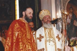 Όταν ο Μακαριστός Αρχιεπίσκοπος Χριστόδουλος χειροτόνησε τον ιερέα που ευλογεί και θεραπεύει χιλιάδες με τον Τίμιο Σταυρό