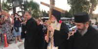 Τον Σταυρό του Μεγάλου Κωνσταντίνου υποδέχθηκαν στη Λεμεσό. Συγκίνηση και δέος από τους πιστούς στην προσφυγική περιοχή των Πολεμιδίων