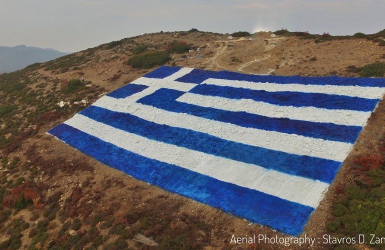 You are currently viewing Τεράστια ελληνική σημαία ζωγράφισαν στα βουνά τους οι κάτοικοι των Οινουσσών