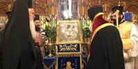 O Επίσκοπος Ρωγών Φιλόθεος στην υποδοχή της εικόνας της Παναγίας της Πορταΐτισσας στην Θήβα