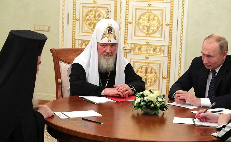 You are currently viewing Ο Πατριάρχης Ιεροσολύμων Θεόφιλος στη Μόσχα συναντήθηκε με τον Β. Πούτιν παρουσία του Πατριάρχη Μόσχας