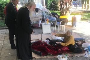 Ο Αρχιεπίσκοπος Ιερώνυμος στους άστεγους ηλικιωμένους: «Βρείτε διαμέρισμα και αναλαμβάνω τα έξοδα»