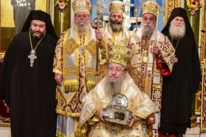 Πλήθος πιστών στον Άγιο Ιωάννη Χρυσόστομο στη Θεσσαλονίκη για να προσκυνήσει την Αγία Κάρα του