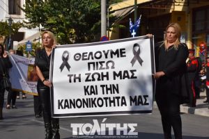 Μαυροφορεμένοι και με πανό στην παρέλαση οι κάτοικοι του Χαλκειούς -Χίου
