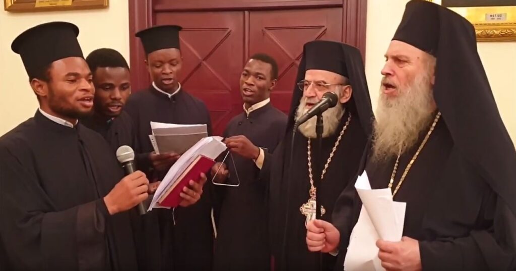 Ο Πατριάρχης Αλεξανδρείας με τους αφρικανούς ιερείς να εντυπωσιάζουν στα Κάλαντα