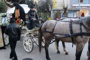 Με λαμπρότητα τα Γιάννινα τιμούν τον Πολιούχο τους.. Με την άμαξα η εικόνα του Αγίου Γεωργίου!