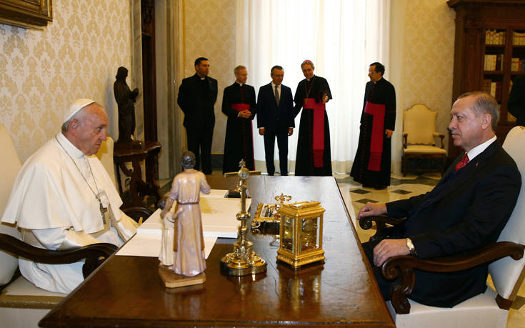 You are currently viewing Mετάλλιο με τον «Άγγελο της ειρήνης» έδωσε στον Ερντογάν ο Πάπας
