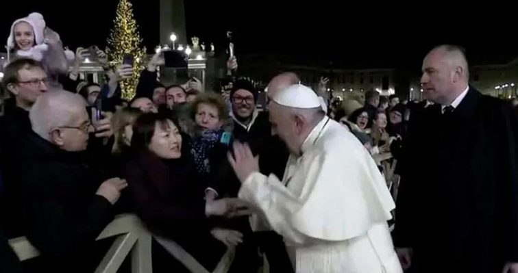 You are currently viewing Ο Πάπας Φραγκίσκος νευρίασε και … έσπασε το ΑΛΑΘΗΤΟ: ζήτησε συγνώμη!