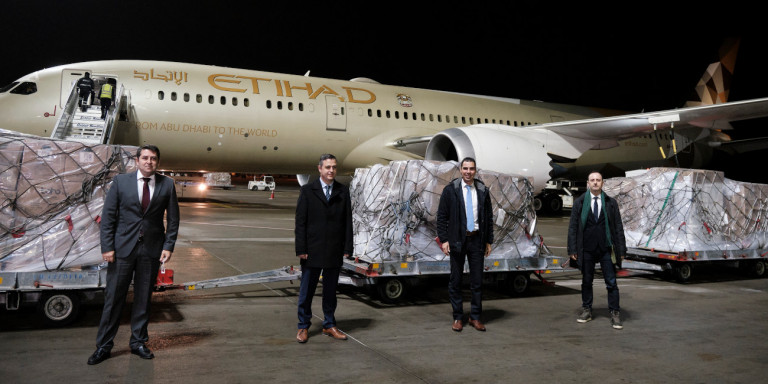 Κορωνοϊός: Εφτασαν στην Αθήνα 11 τόνοι υγειονομικό υλικό από τα Ηνωμένα Αραβικά Εμιράτα