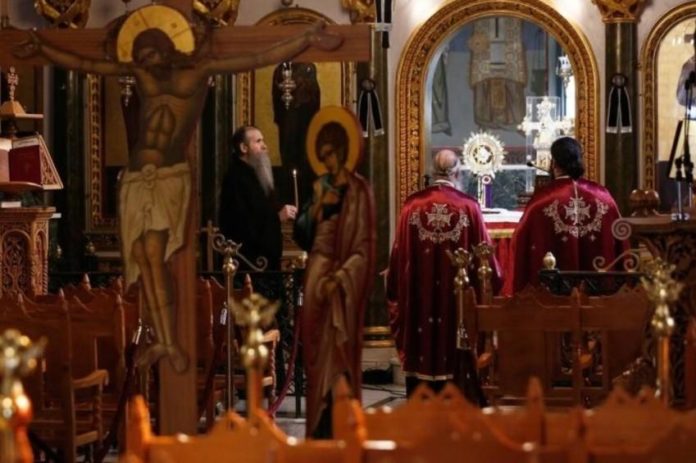 321 ιατροί στην Κύπρο ζητούν να ανοίξουν οι Εκκλησίες