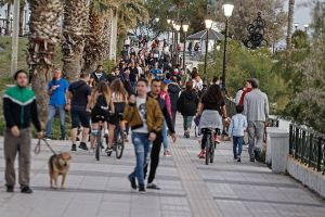 Μετά τον οβελία, οι Αθηναίοι «εξόρμησαν» στον Φλοίσβο – Νέες εικόνες συνωστισμού χωρίς μέτρα προστασίας-Κατά τα άλλα εξάντλησαν την «αυστηρότητα»στις Εκκλησίες!