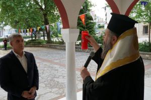 Υποδέχτηκαν το Άγιο Φως στα Τρίκαλα με χαρμόσυνες καμπάνες