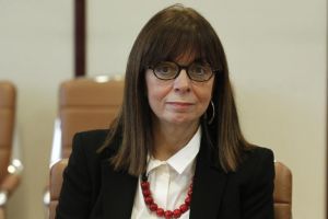 Η τρομάρα της ΠτΔ κ.Σακελλαροπούλου για το μήνυμα της 21ης Απριλίου και η «Απολογία» Στασινόπουλου- επίκαιρη όσο ποτέ
