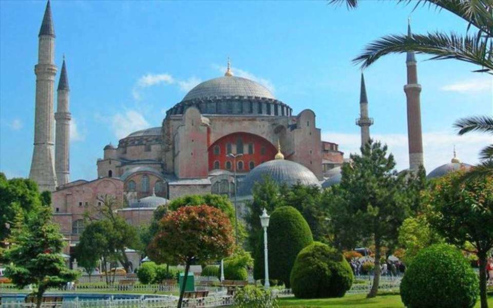 Τουρκική πρόκληση ανήμερα της επετείου της Αλώσεως: Προσευχή στην πλατεία της Αγιάς Σοφιάς