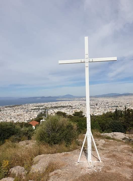 You are currently viewing Τοποθετήθηκε ξανά ο Σταυρός στην Αγία Ειρήνη στους πρόποδες του Υμηττού απο τον Δημάρχο Ελληνικού – Αργυρούπολης κ. Γιάννη Κωνσταντάτο.