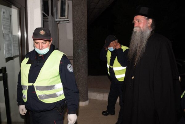 You are currently viewing Ο Επίσκοπος Ιωαννίκιος για τις ημέρες στη φυλακή και τις αθλιότητες που γίνονται στο Μαυροβούνιο από την αστυνομία