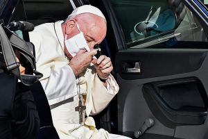 Και ο Πάπας Φραγκίσκος με μάσκα