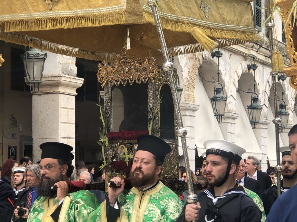 Εντός του ναού η λιτάνευση του σκηνώματος του Αγίου Σπυρίδωνα για το πρωτοκύριακο
