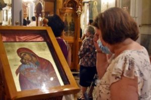 Ιερέας στο Αγρίνιο: “Όποιος φοβάται τον κορωνοϊό να κάτσει σπίτι του – Να κάθεται έξω από την εκκλησία”